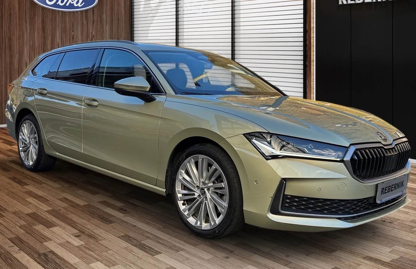 Zunanja slika - Škoda Superb - SELECTION Combi 2.0 TDi DSG 4X4 193PS-SLO-1.LAST - 5