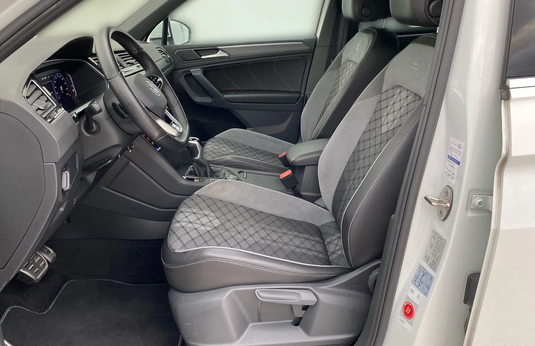 Zunanja slika - VW Tiguan - 2.0 TDI SCR 4M. BMT DSG R-Line - 5