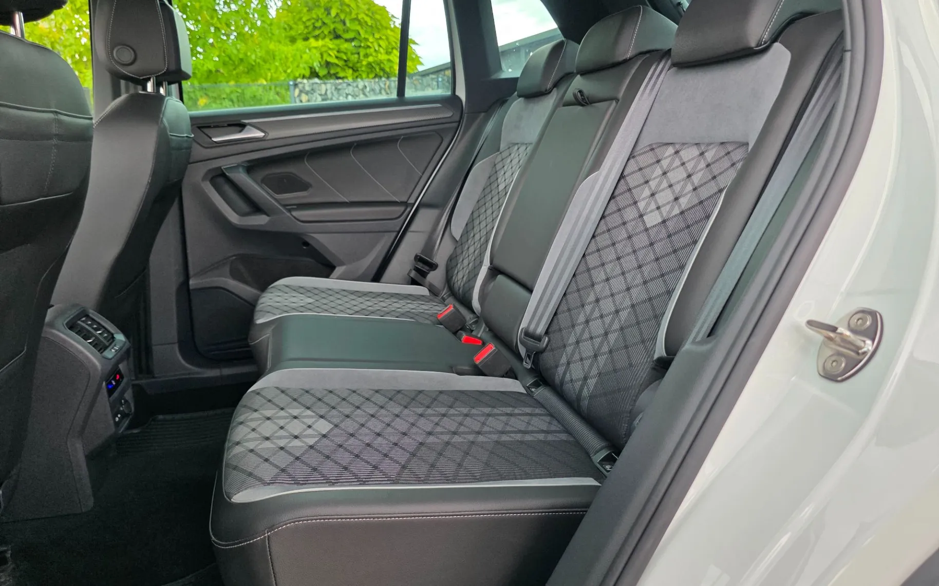Zunanja slika - Volkswagen Tiguan - 4motion 2,0 TDI BMT R-Line DSG - 10