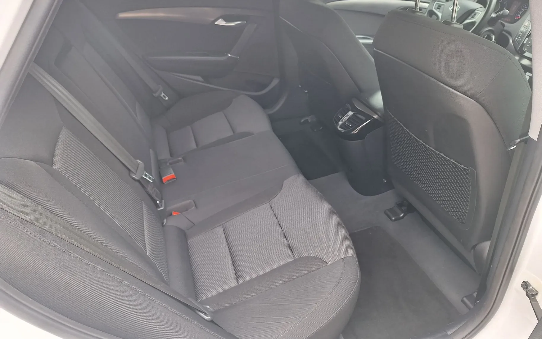 Notranja slika - Hyundai i40 - 1.7 CRDI 85KW PREMIUM FUL LED-NAVI-KAMERA-PDC-... - 9