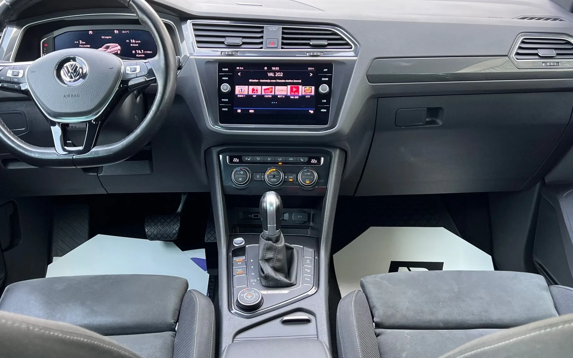 Notranja slika - Volkswagen Tiguan - 2.0 TDI R-Line+4MOTION+ACC+4MOTION+KLJUKA+KAMERA.. - 12