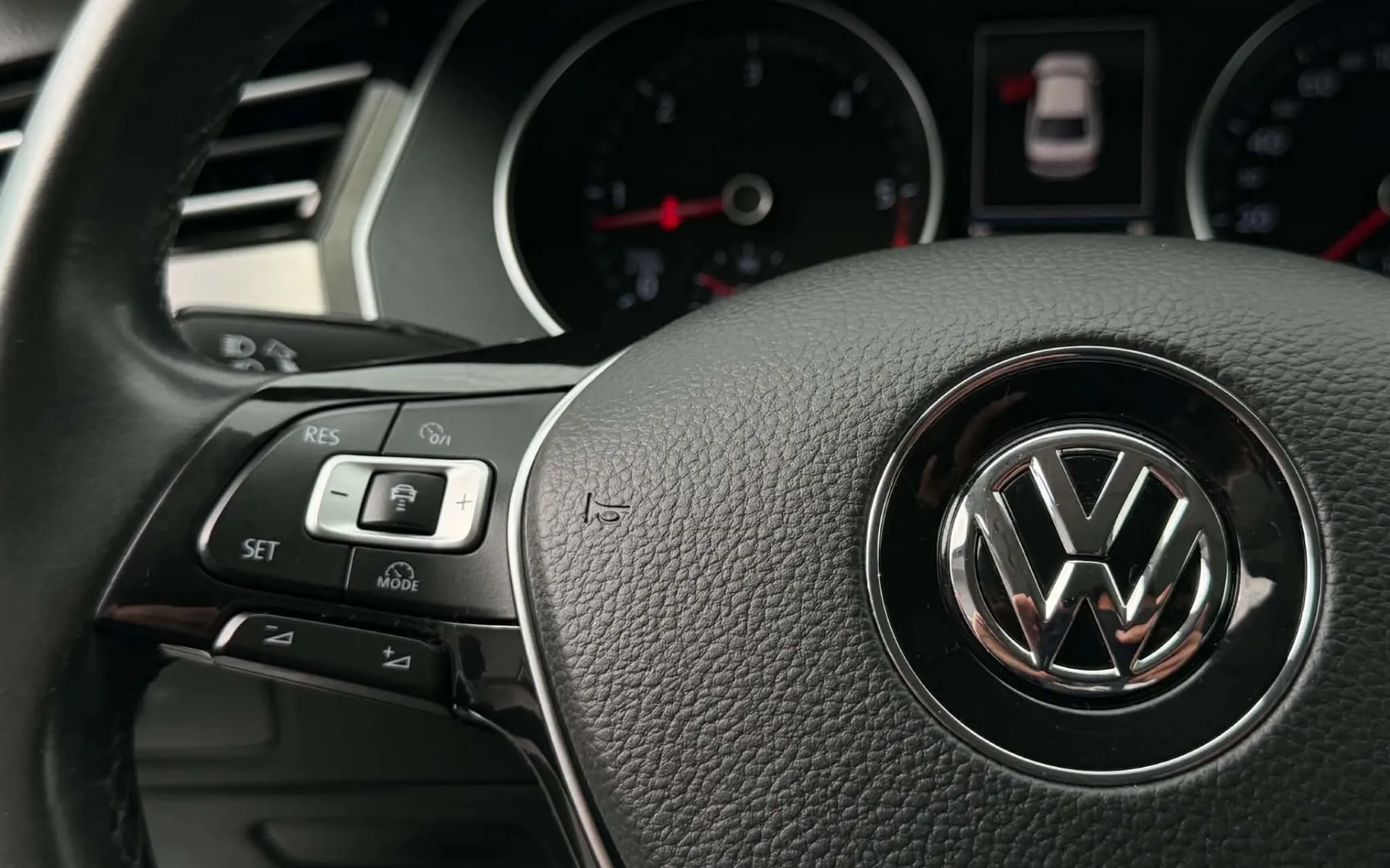 Notranja slika - Volkswagen Passat - 2.0 TDI-R LINE-1 LASTNIK-FUL LED-LIZING ZA TUJCE- - 12