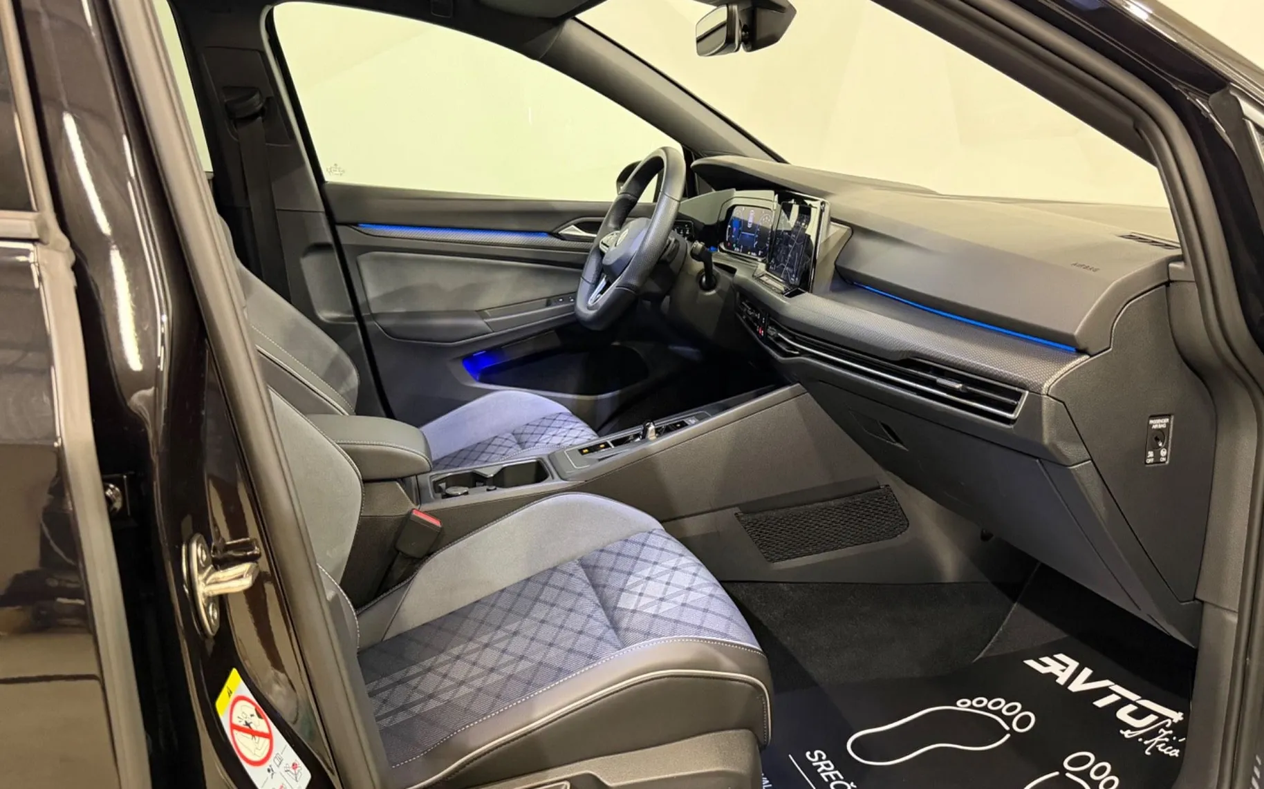 Notranja slika - Volkswagen Golf - 2.0 TDI-R-LINE-PANORAMA-IQ-VIRTUAL-ACC-NAVI-DSG - 11