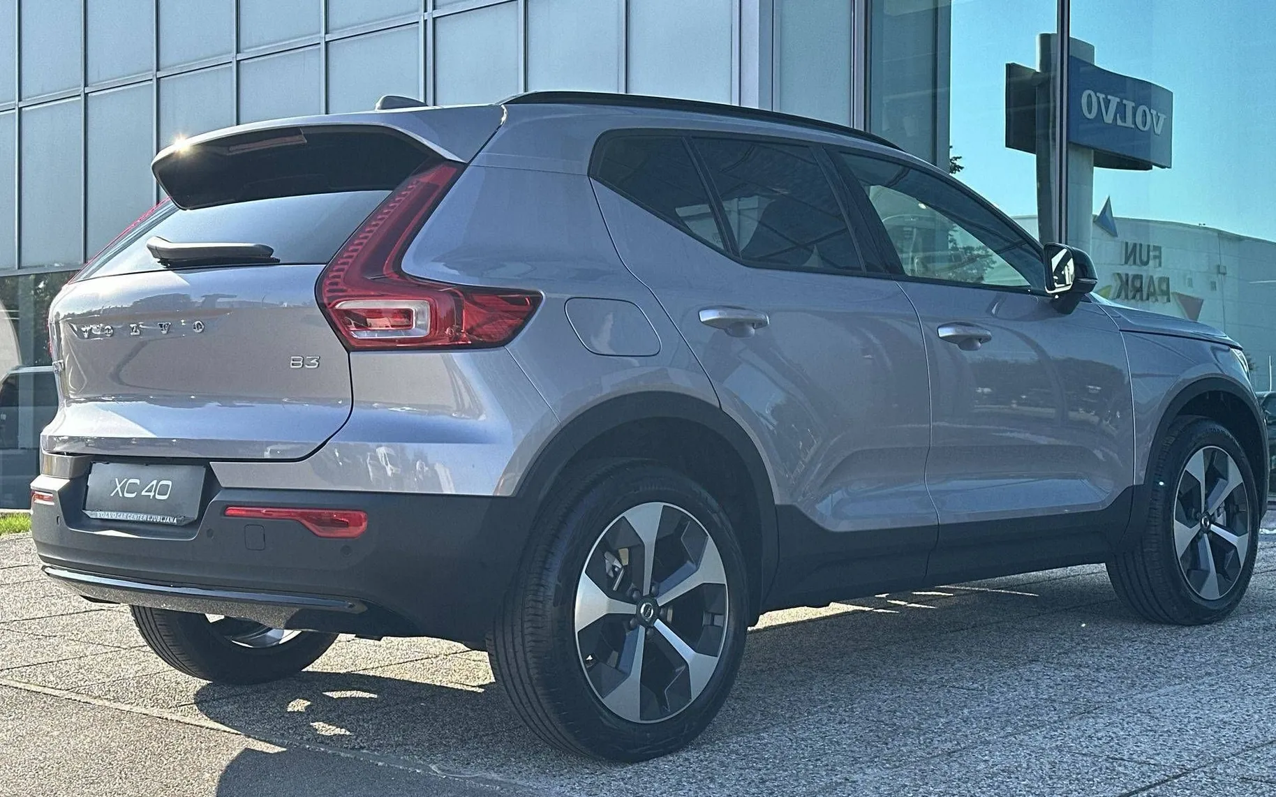 Zunanja slika - Volvo XC40 - B3 P Plus Dark AT DCT - 5
