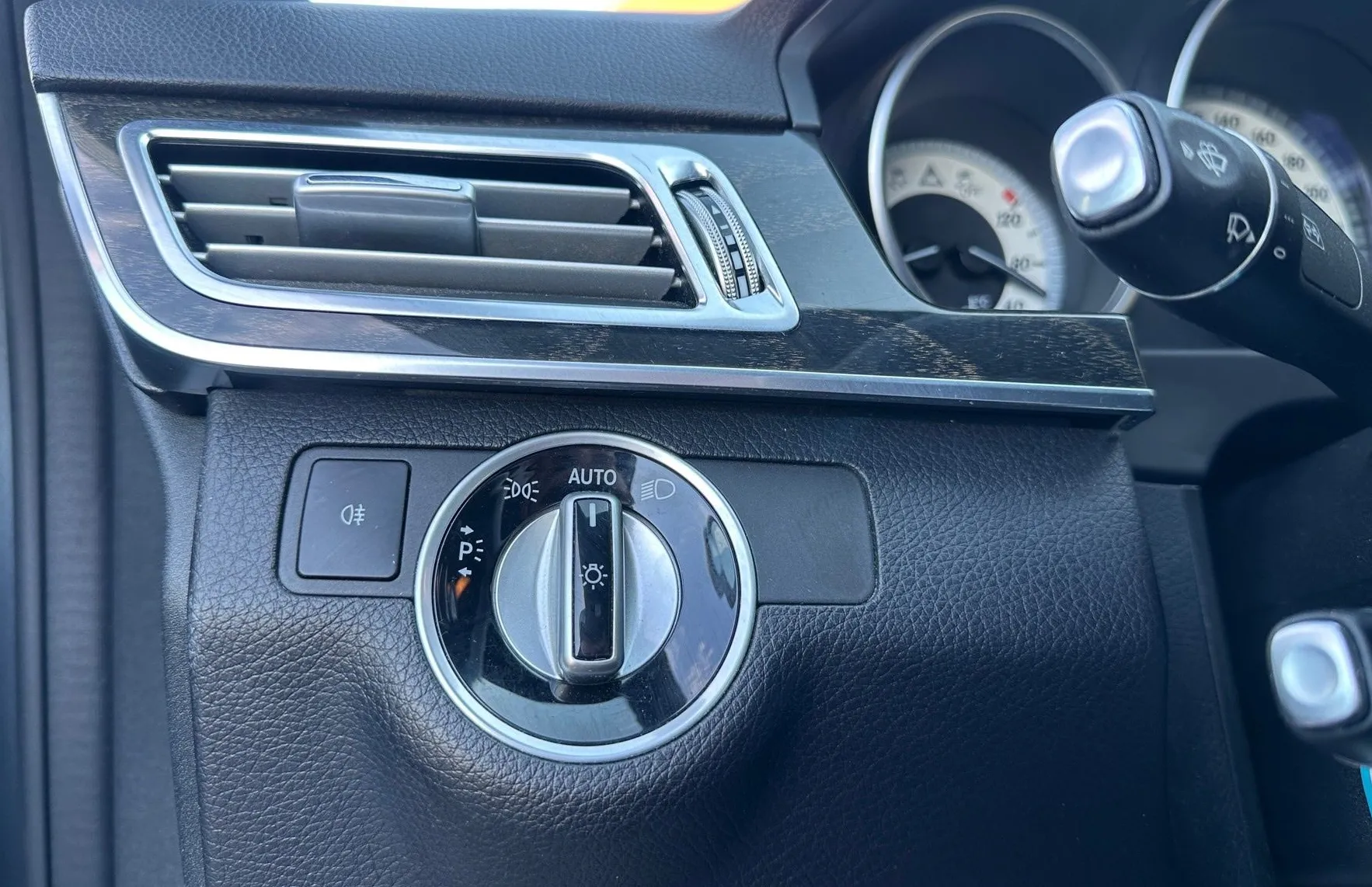 Zunanja slika - Mercedes-Benz E-Razred - 220 ELEGANCE XENON NAVI PDC KAMERA GRETJE SEDEŽEV - 17