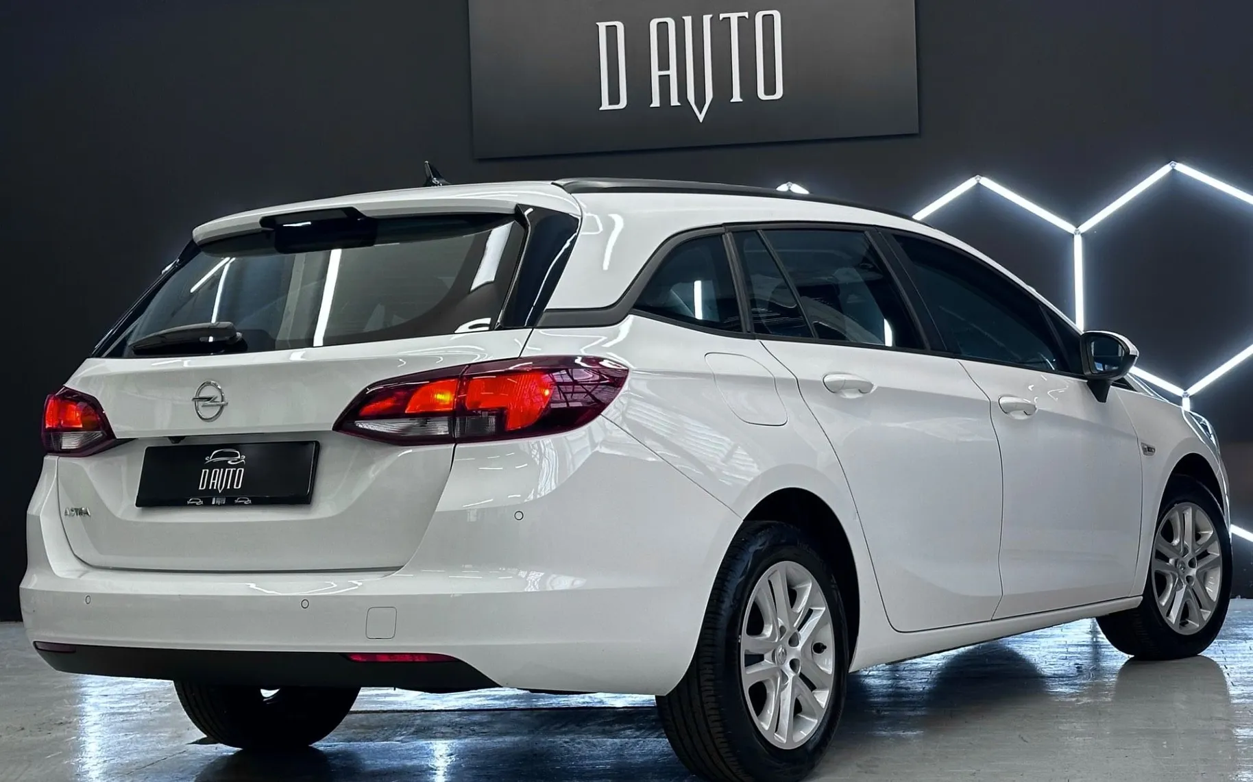 Notranja slika - Opel Astra - Sports Tourer 1.6 CDTI VELIKA NAVI+KAMERA+GR.SED.. - 7