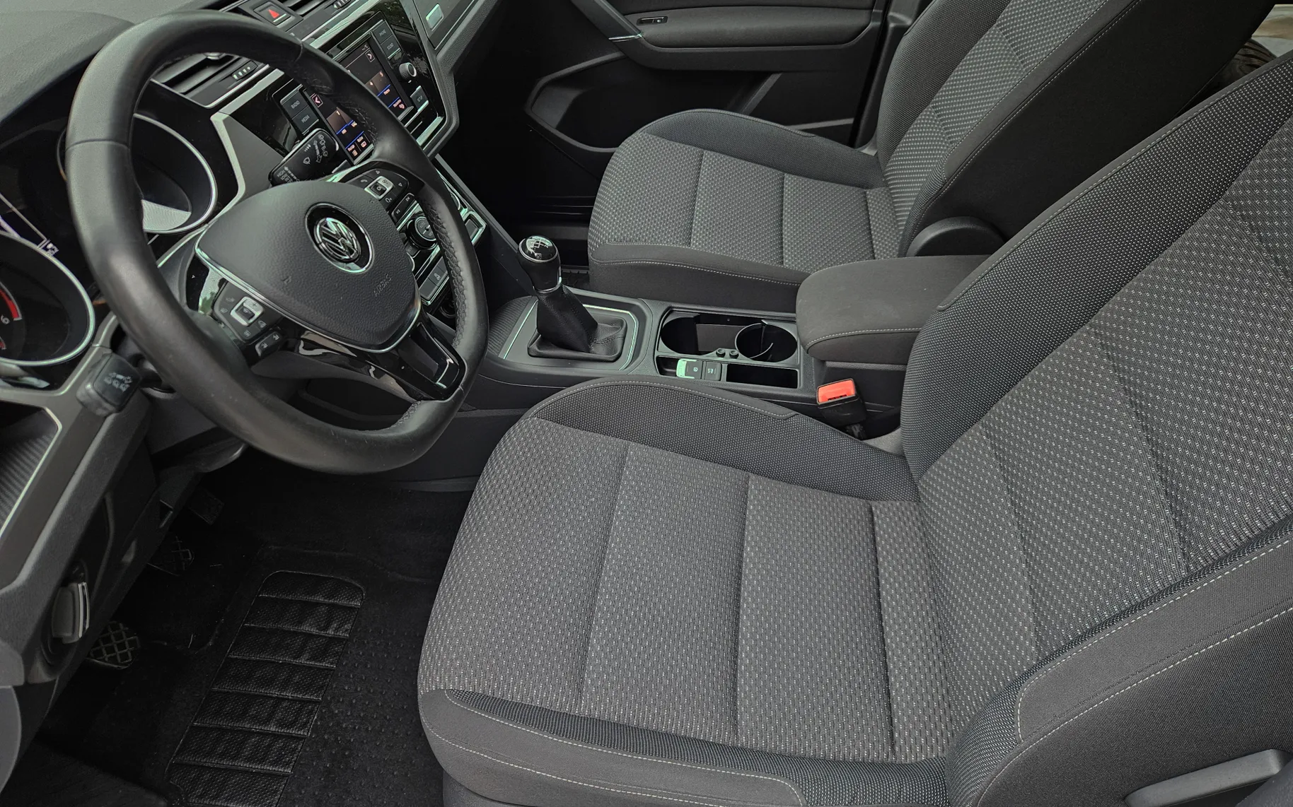 Notranja slika - Volkswagen Touran - 1,6 TDI BMT Family - 8