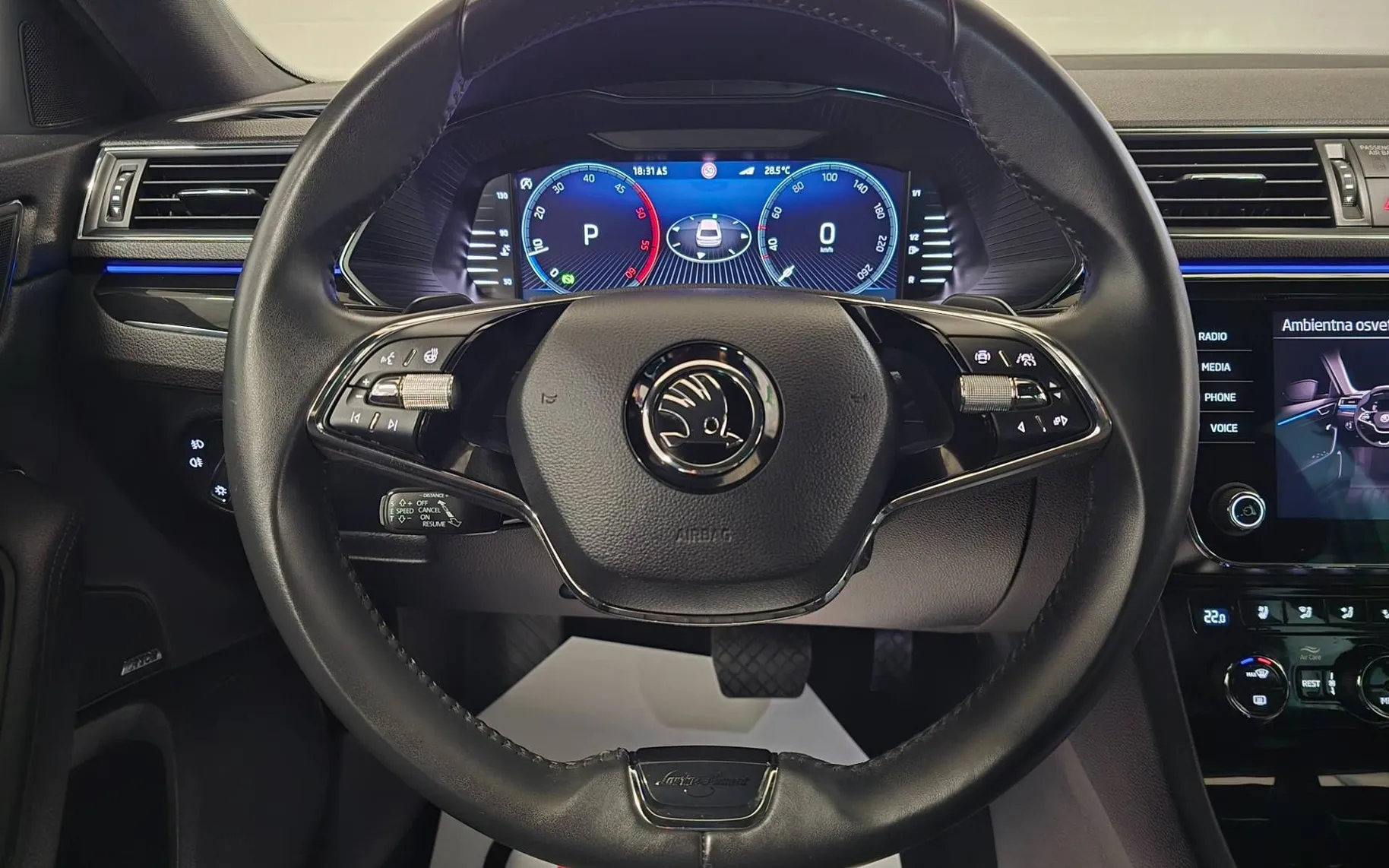 Notranja slika - Škoda Superb - Combi 2.0 TDI L K DSG - Matrix.360kam.usnje.Canton - 16