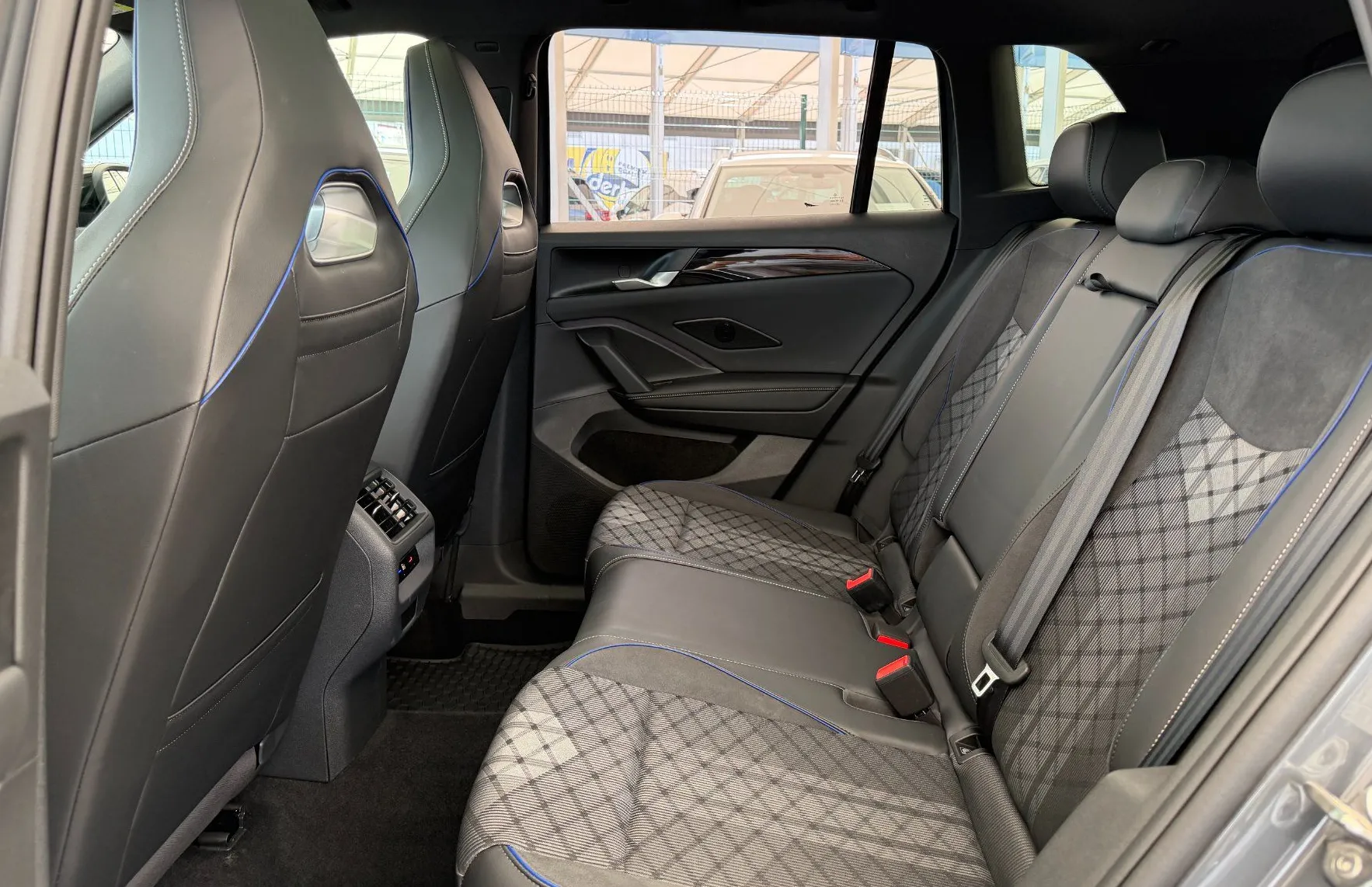 Zunanja slika - Volkswagen Tiguan - 4JOY 2.0TDI DSG SLO 1.Lastnik BLACK STYLE-PANORAMA - 10