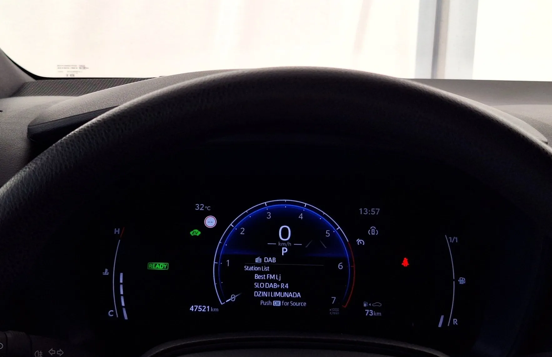 Zunanja slika - Toyota Corolla - TS Hybrid 1.8 VVT-i Terra Black Pack - 15