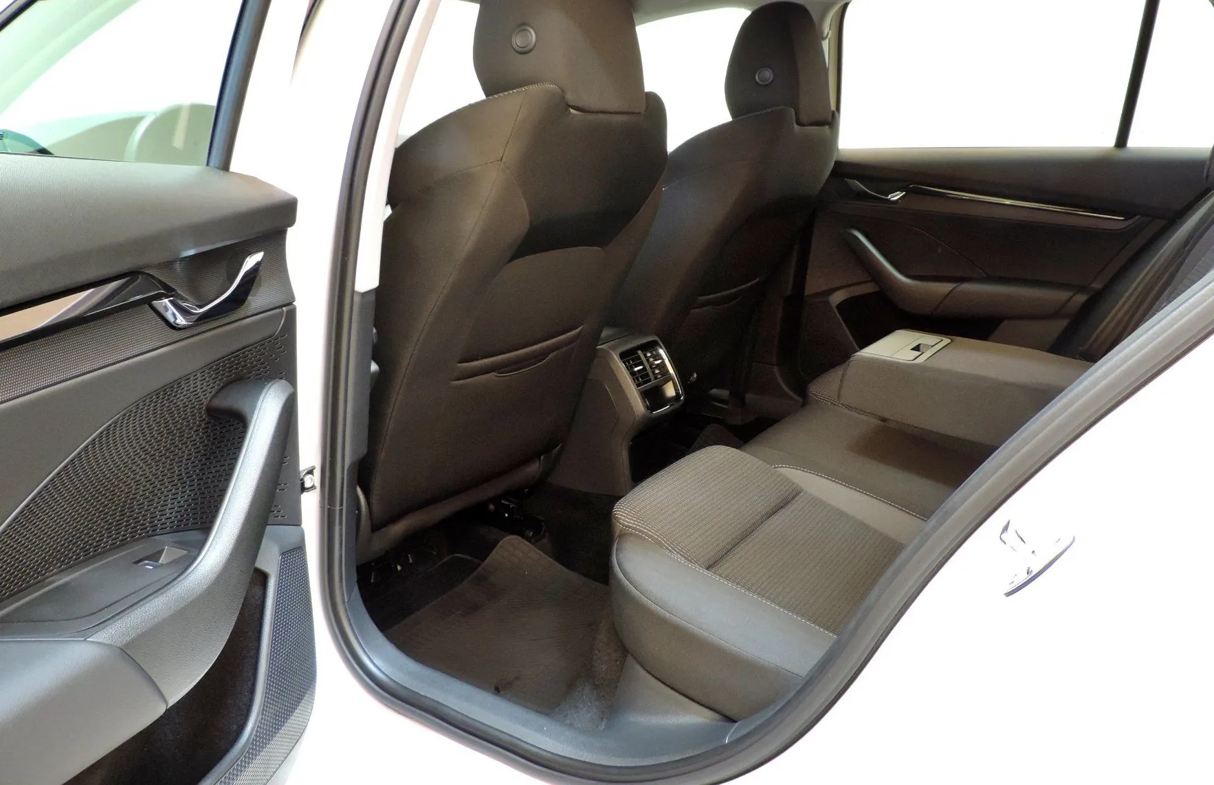 Zunanja slika - Škoda Octavia - Combi 2.0 TDI Ambition AVT. KLIMA-KAMERA-KOT NOVA - 10