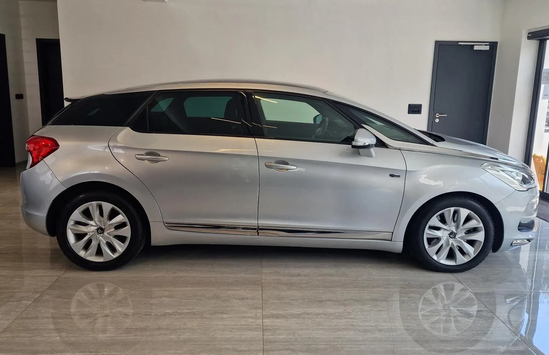Zunanja slika - Citroën DS5 - Hybrid4 KEYLESS|NAVI|KAMERA|PANORAMA|TEMPOMAT - 2