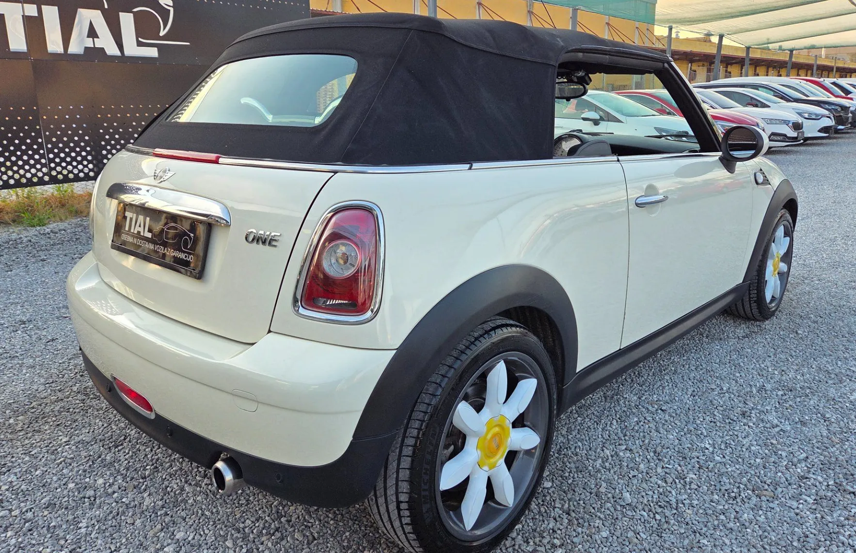 Zunanja slika - MINI Cabrio - One KLIMA-ALU17-BI XENON-USNJE-SERVISNA - 11
