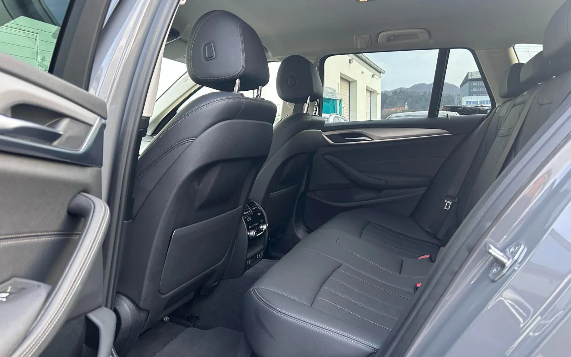 Zunanja slika - BMW Serija 5 - 5 Series Touring 520D AUT. - 11