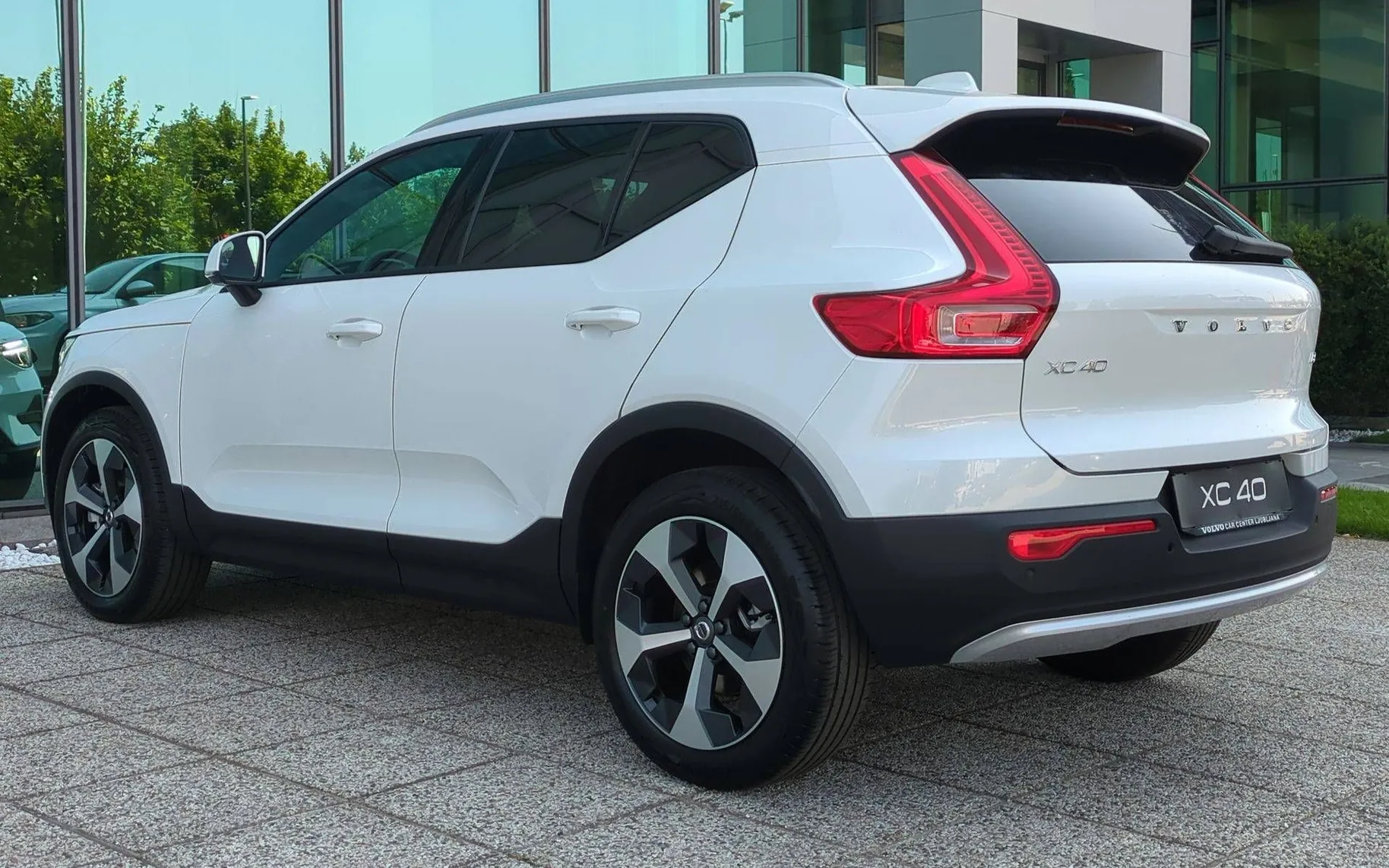 Notranja slika - Volvo XC40 - B3 P Core AT DCT 3 leta garancije + 3 servisi... - 7