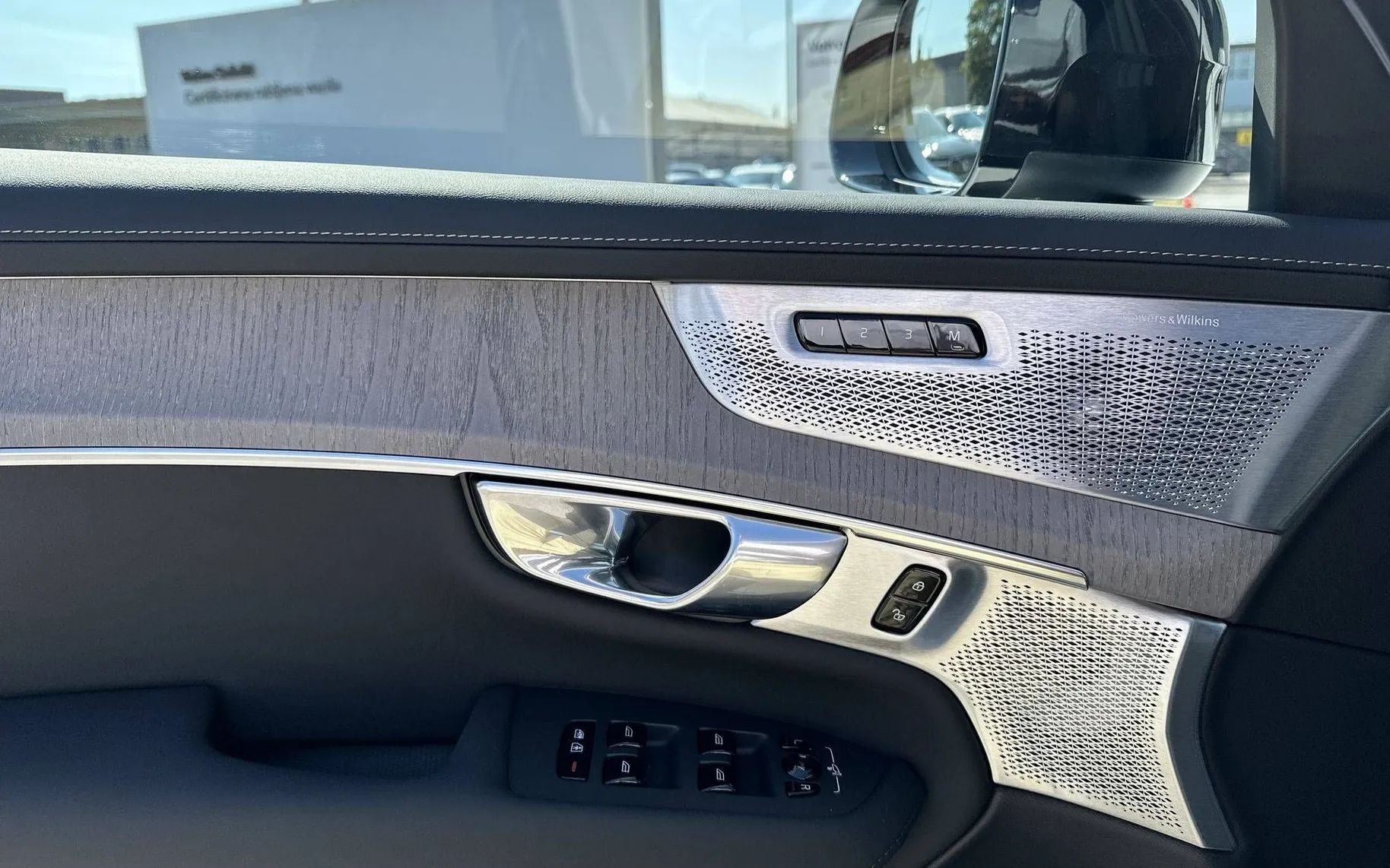 Notranja slika - Volvo XC90 - T8 AWD PLUG-IN HYBRID ULTRA DARK – 7 SEDEŽEV - 13