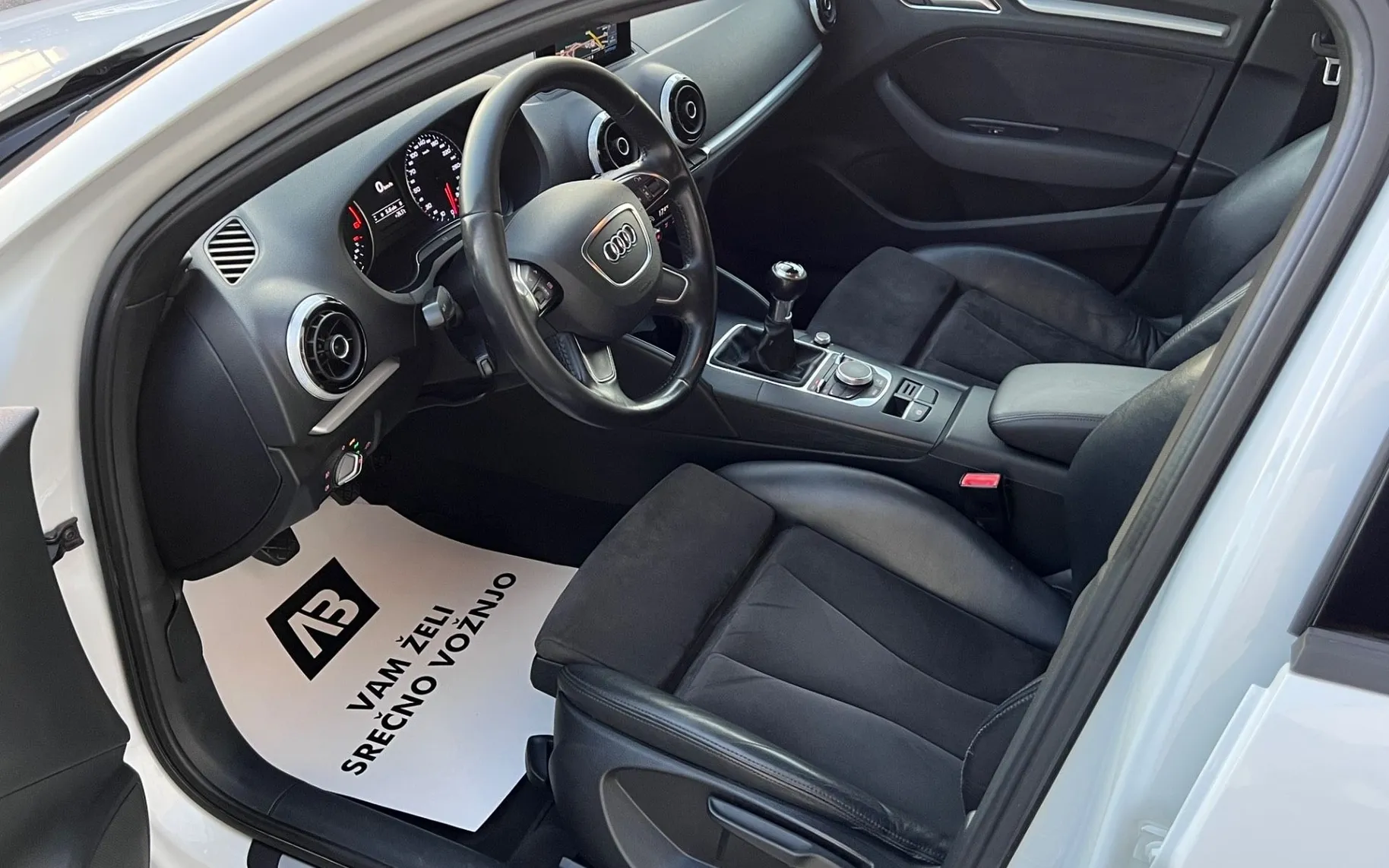 Notranja slika - Audi A3 - Limo 1.6 TDI+S-LINE+NAVI+PERLA+USNJE - 9