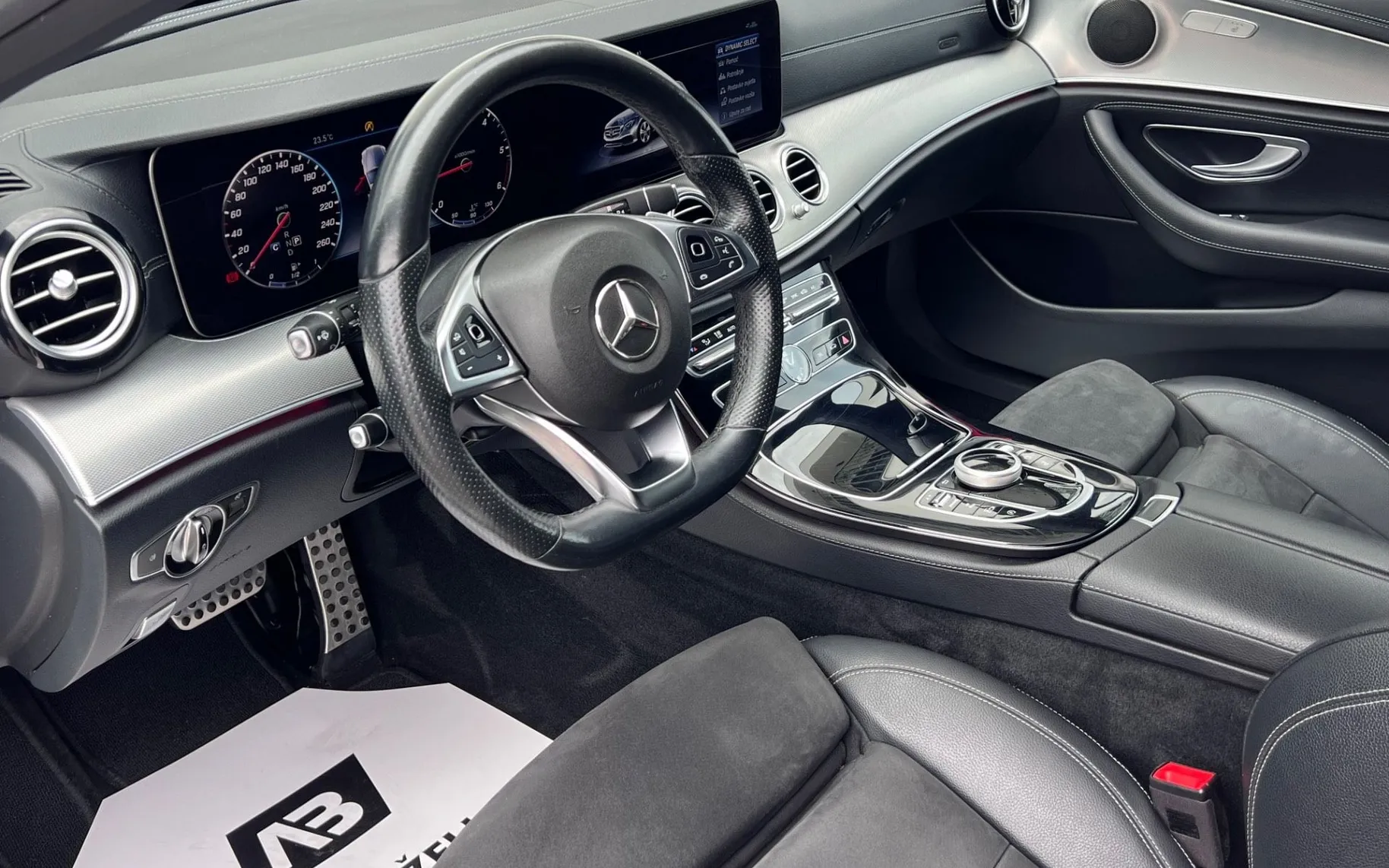 Notranja slika - Mercedes-Benz E-Razred - 220d+AMG+LED+F1+R.KAMERA+AMBI+ALU 20 - 11