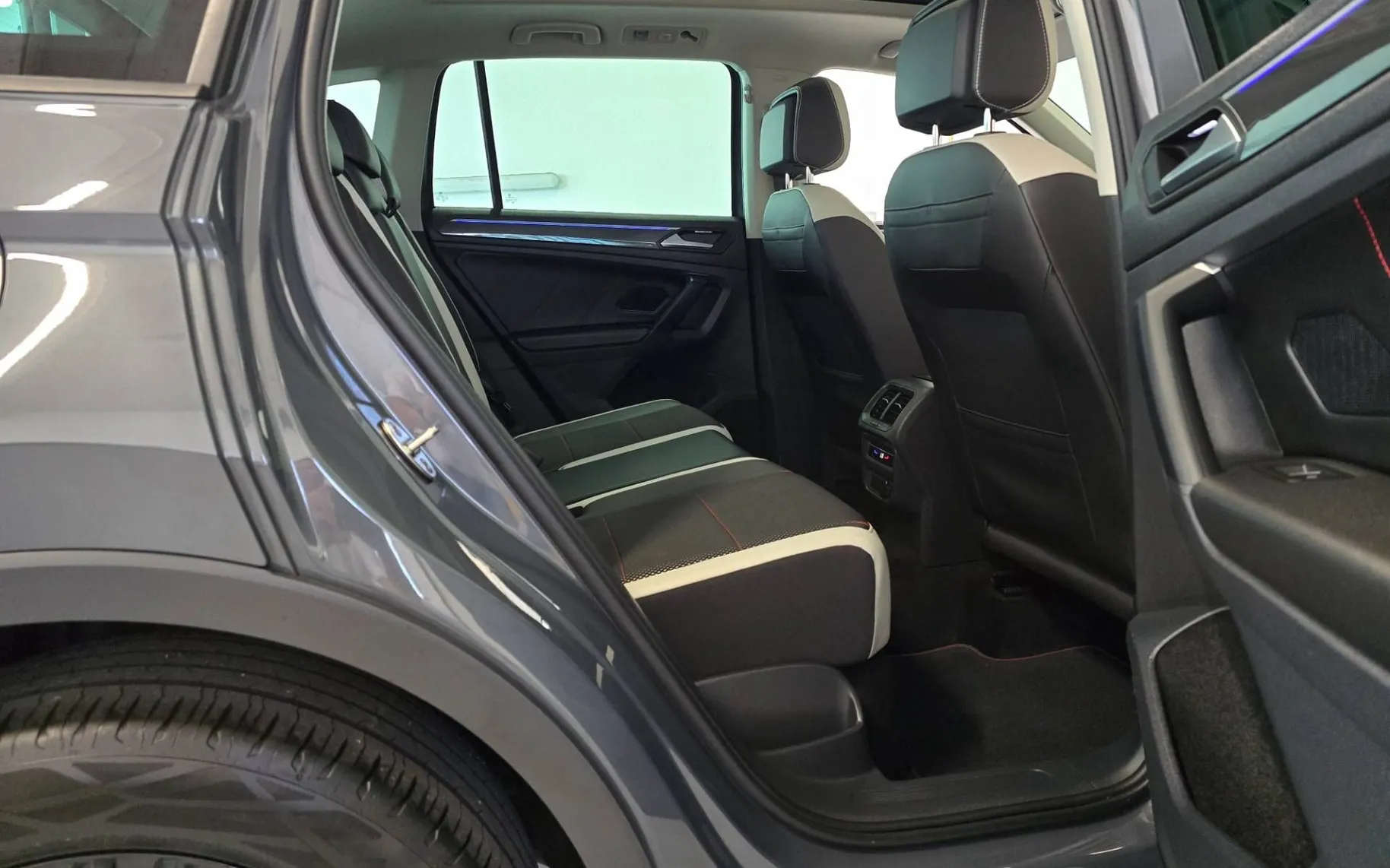Notranja slika - Volkswagen Tiguan - Urban Sport 2.0 TDI DSG- Matrix.pano.HarmanK.asist - 19
