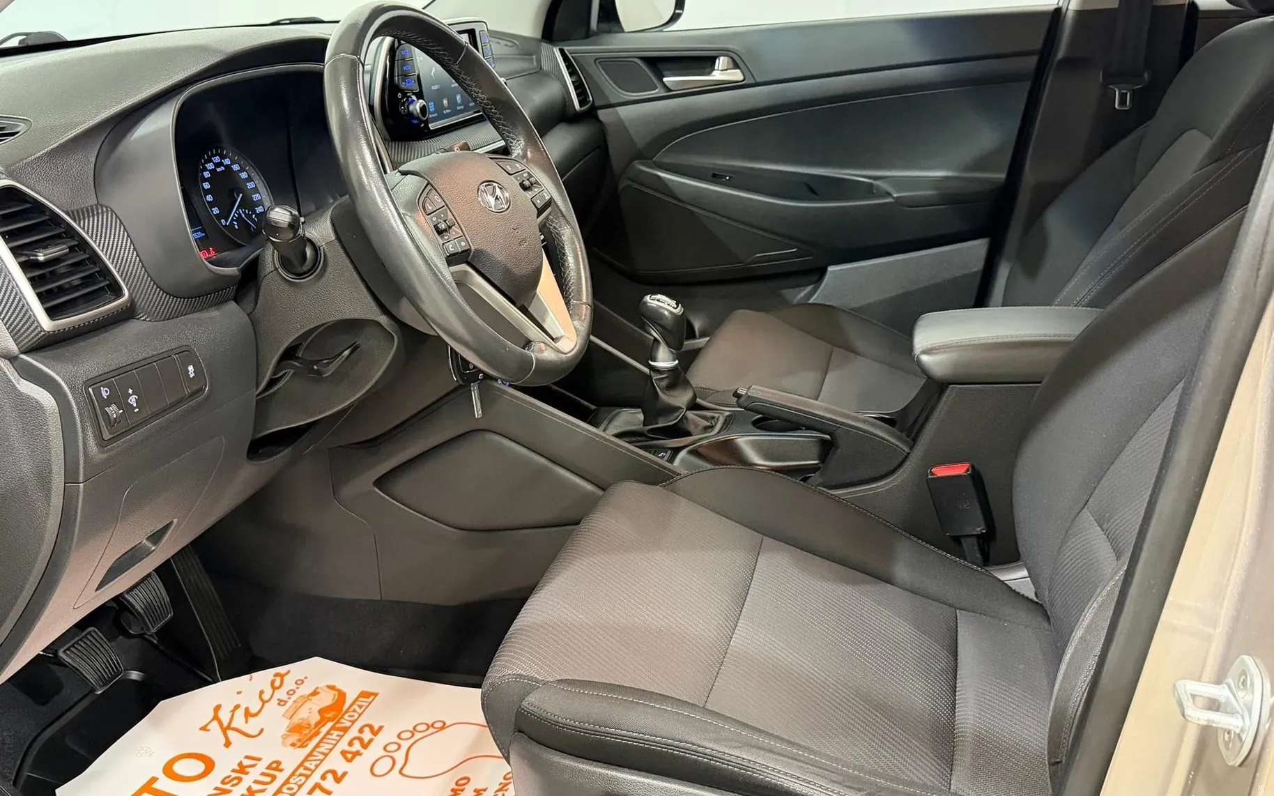Notranja slika - Hyundai Tucson - 1.6 CRDi-129.000KM-SLO-TEMPOMAT-KAMERA-PDC-SERV KN - 9