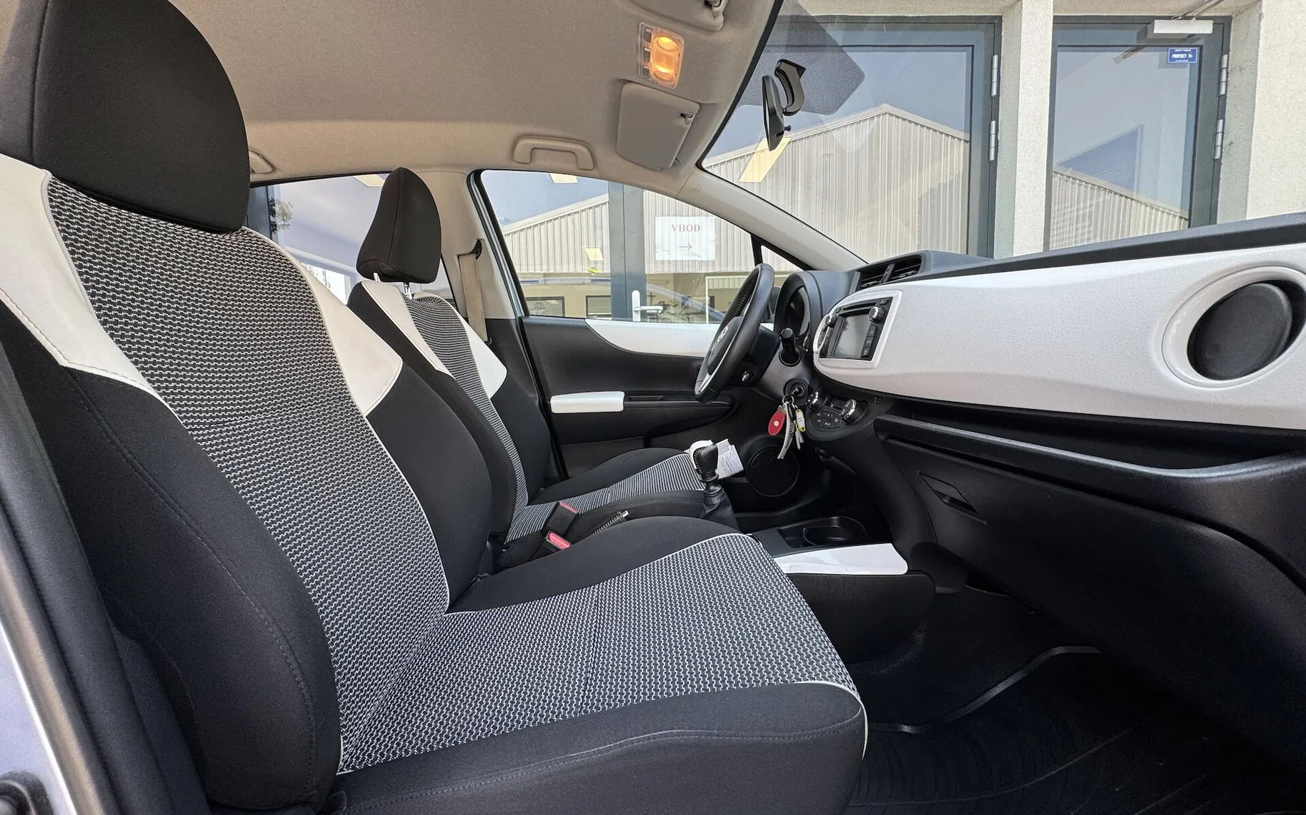 Zunanja slika - Toyota Yaris - 1.33 VVT-i Luna SLO 6 PRESTAV 2 KOMPLETA PLATIŠČ - 12