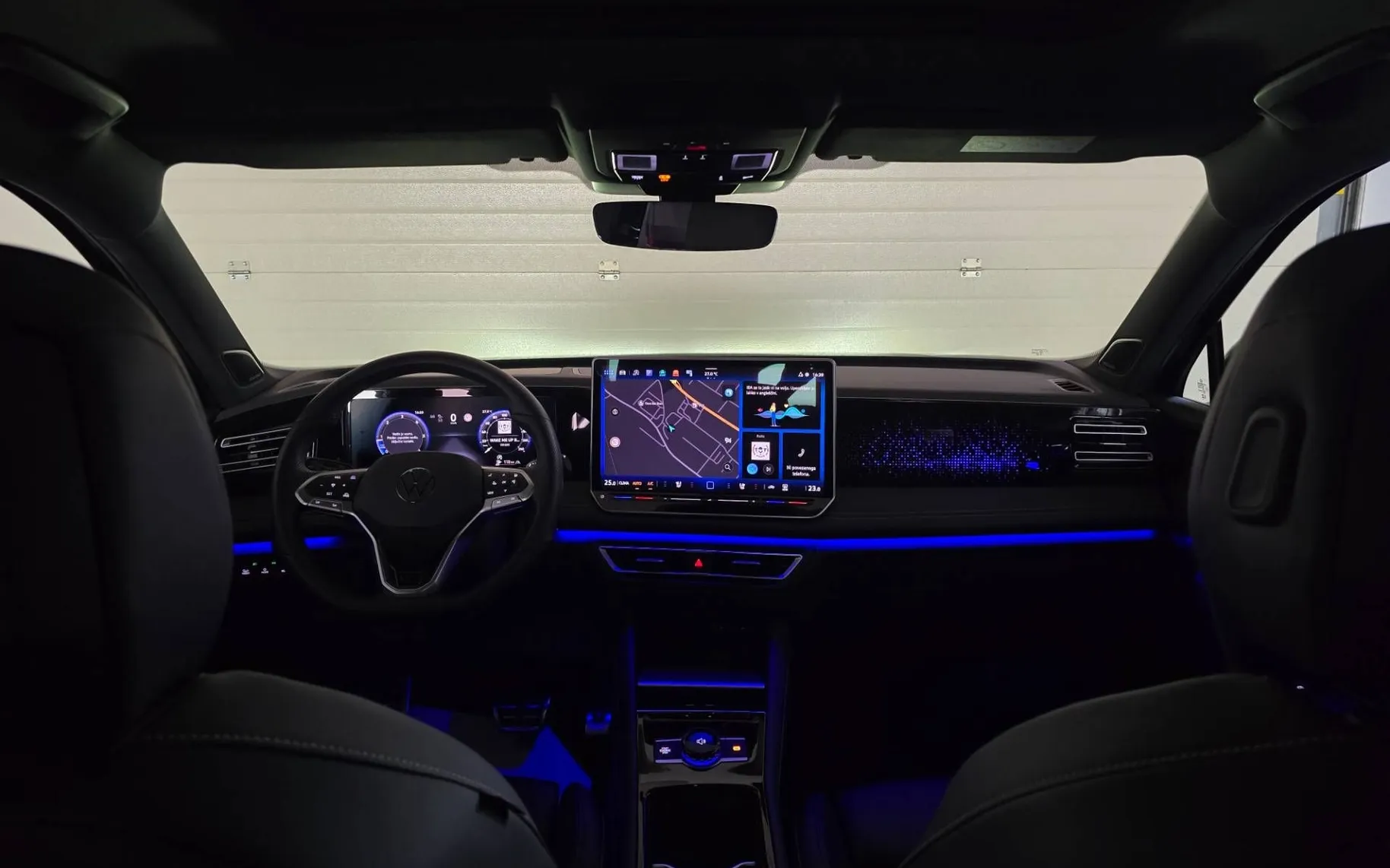 Notranja slika - Volkswagen Tiguan - 4motion 2.0 TDI BMT R-Line DSG - VSA MOŽNA OPREMA - 12
