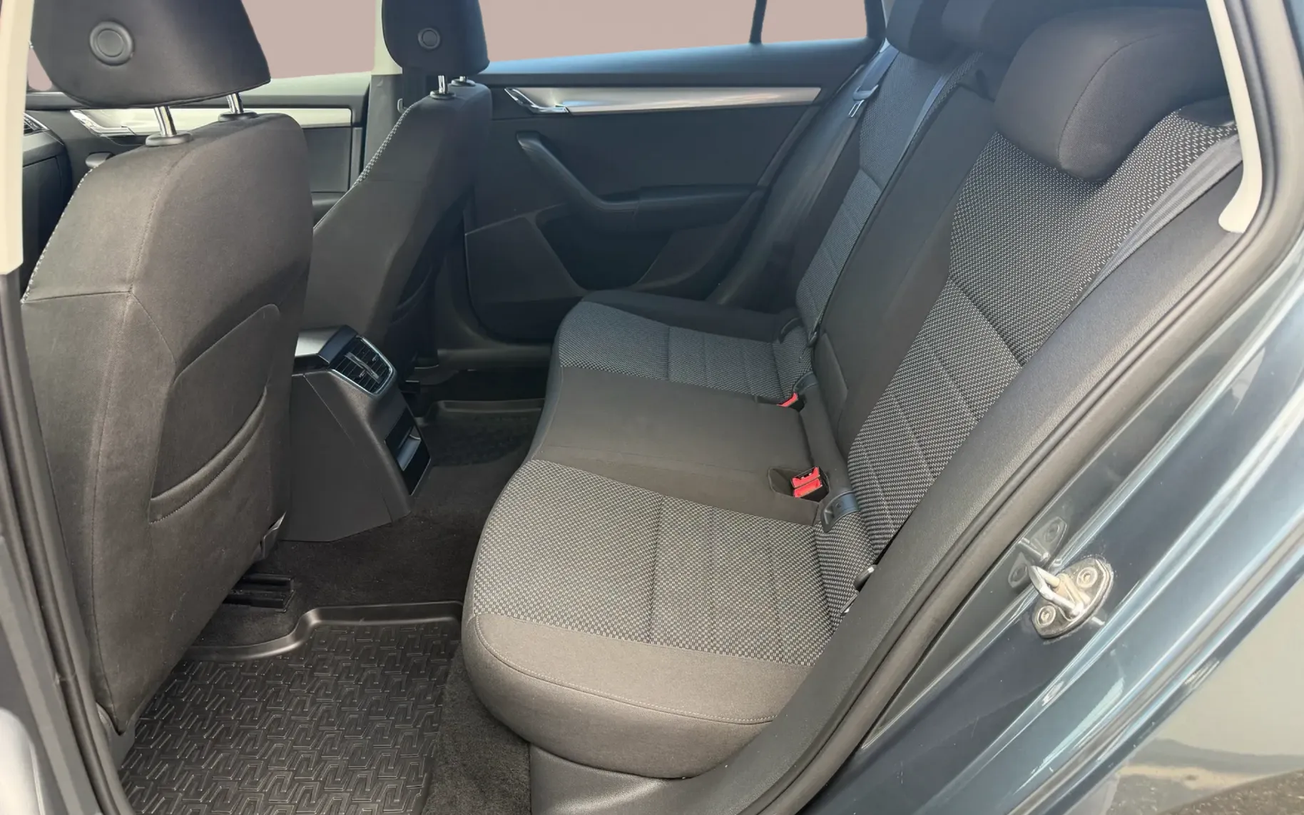 Zunanja slika - Škoda Octavia - Combi 2,0 TDI L&K - 12