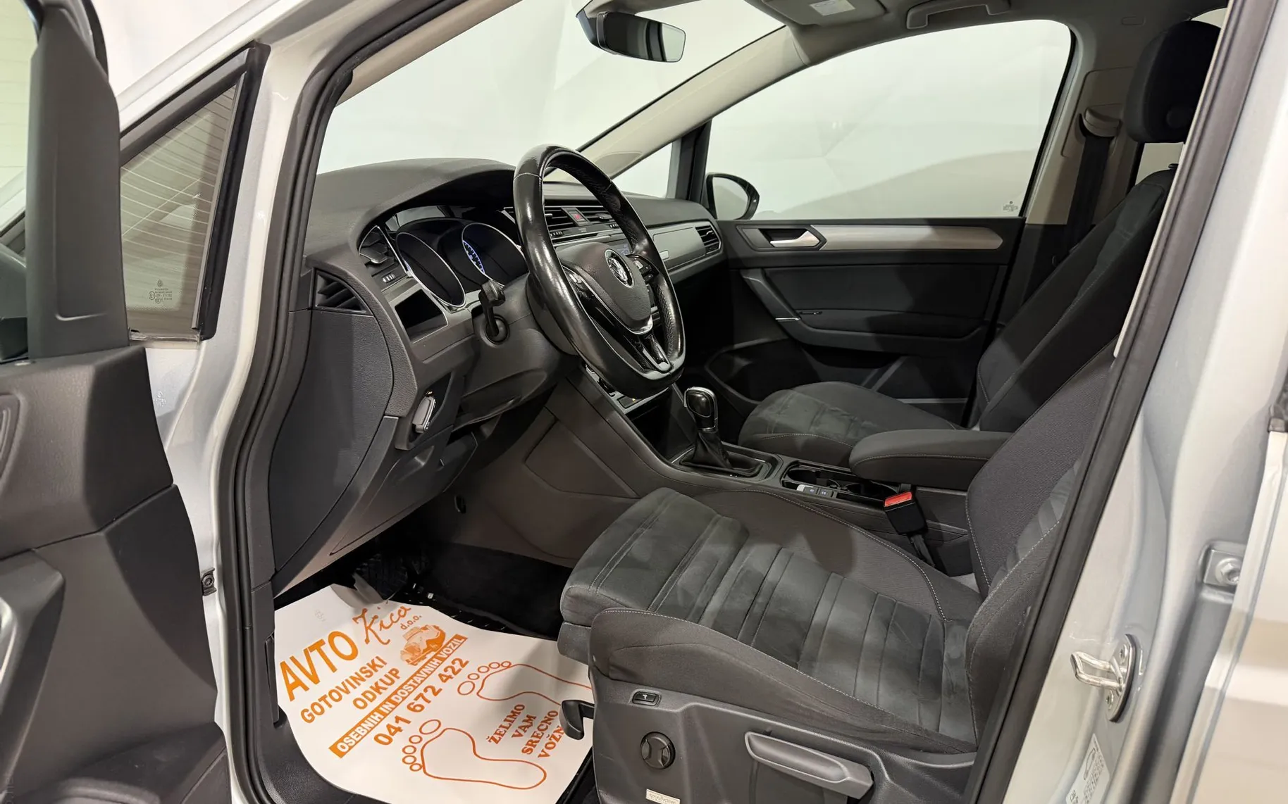 Notranja slika - VW Touran - 2.0 TDI-DSG-FULL LED-ACC-H-LINE-MASAŽA-NAVI-PDC... - 8