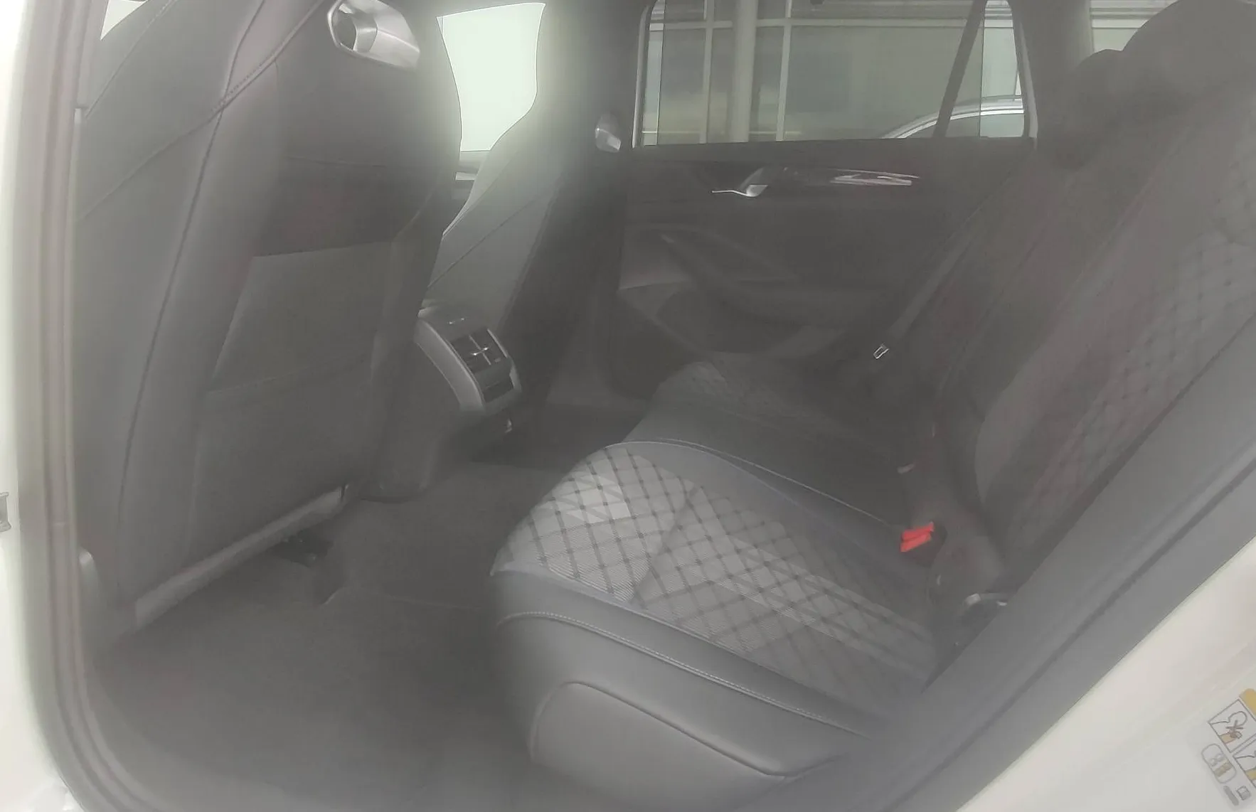 Zunanja slika - Volkswagen Passat - Variant 1.5 eTSI R-Line  4 JOY DSG 110kW... - 11