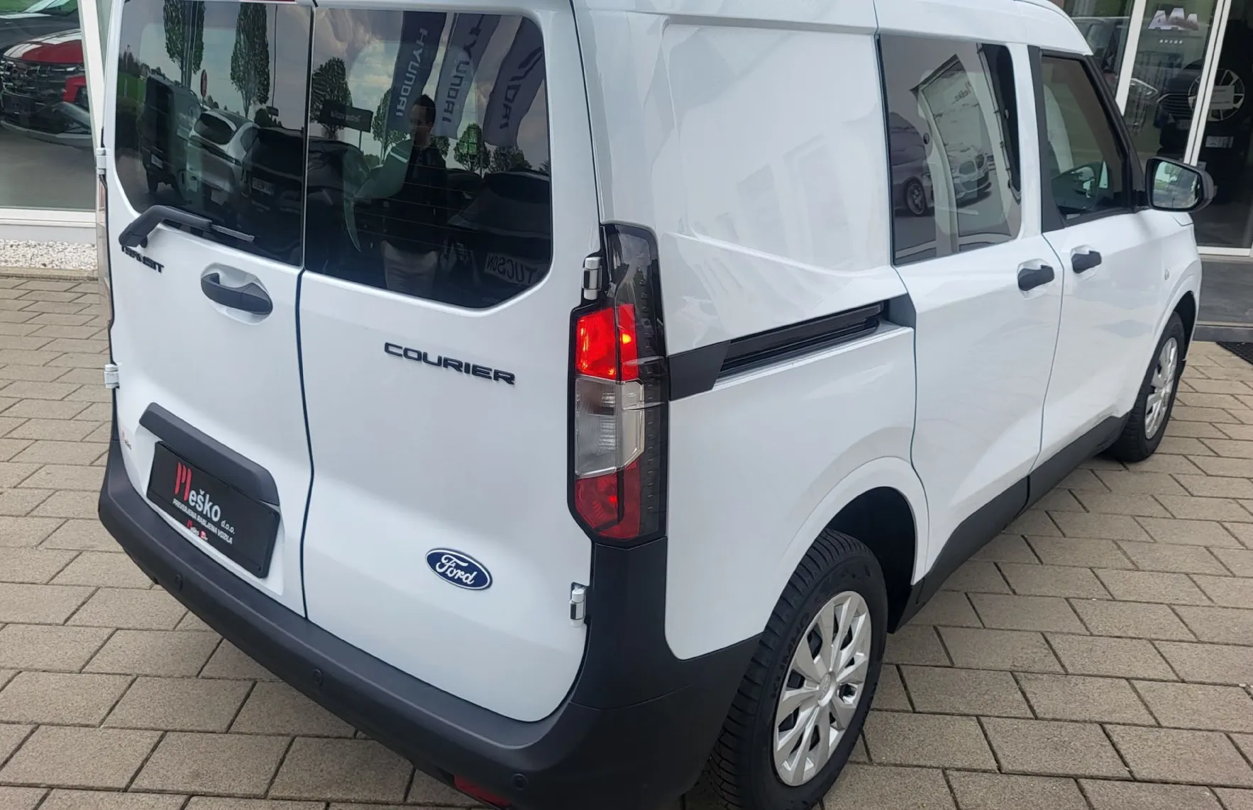 Zunanja slika - Ford Tourneo - Courier Transit 1.5tdci 5sedežni tovorni-možen odbitek DD - 4