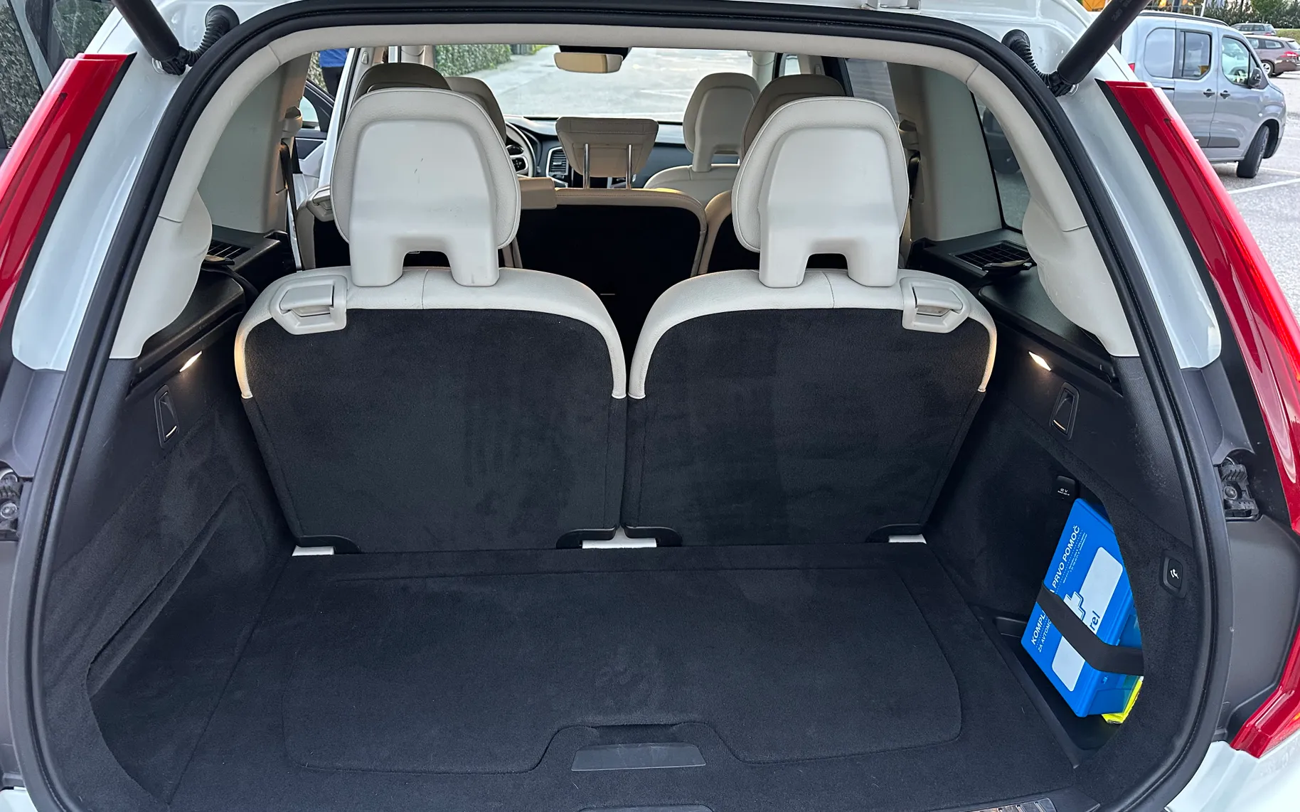 Notranja slika - Volvo XC90 - D4 Momentum Geartronic - 11
