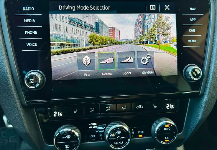 Zunanja slika - Škoda Octavia - 2.0 TDI RS DSG+ALU18+LED+PANO+NAVI+ACC+VEL.SERVIS - 11