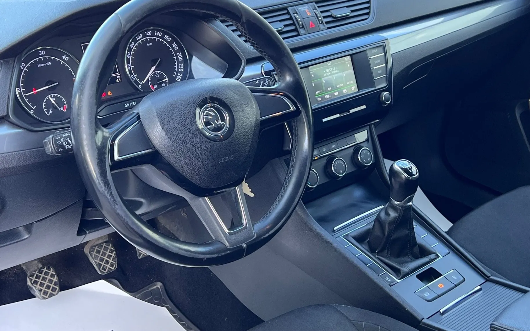 Notranja slika - Škoda Superb - 2.0 TDI+ALU+TEMP+USB... - 11