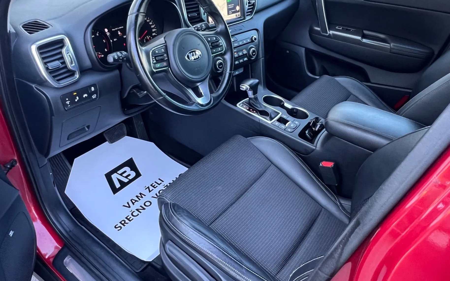 Notranja slika - KIA Sportage - 4WD 2.0 CRDI+SLO+KEYLESS GO+MRTVI KOT+KAMER... - 10