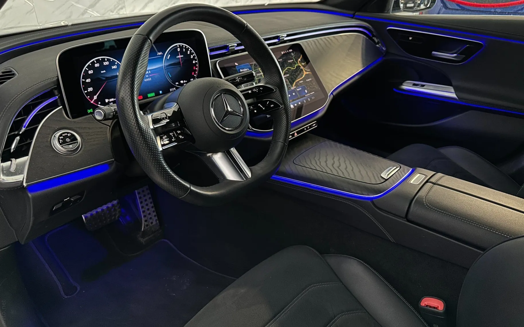 Notranja slika - Mercedes-Benz E-Razred - 300de |4MATIC|AMG Line|ACC|Kamera|Kljuka|Gretje|.. - 8