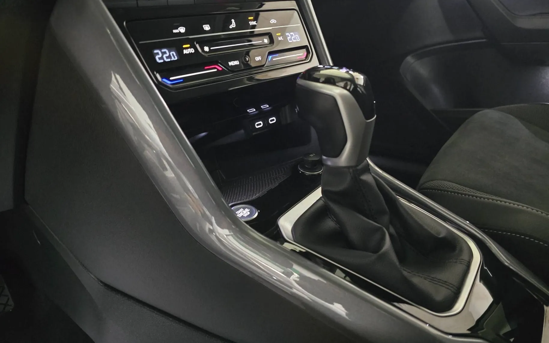 Notranja slika - Volkswagen T-Roc - 2.0 TDI Style DSG - IQ Light.virtual.kamera.asist - 18