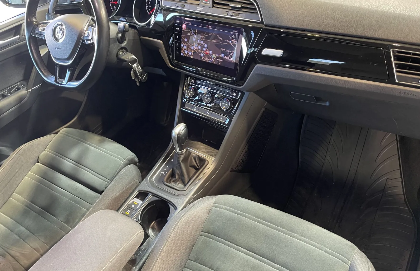 Zunanja slika - VW Touran - PANORAMA-NAVIGACIJA-ALCANTARA-GRETJE-DSG-ALU-LED - 11