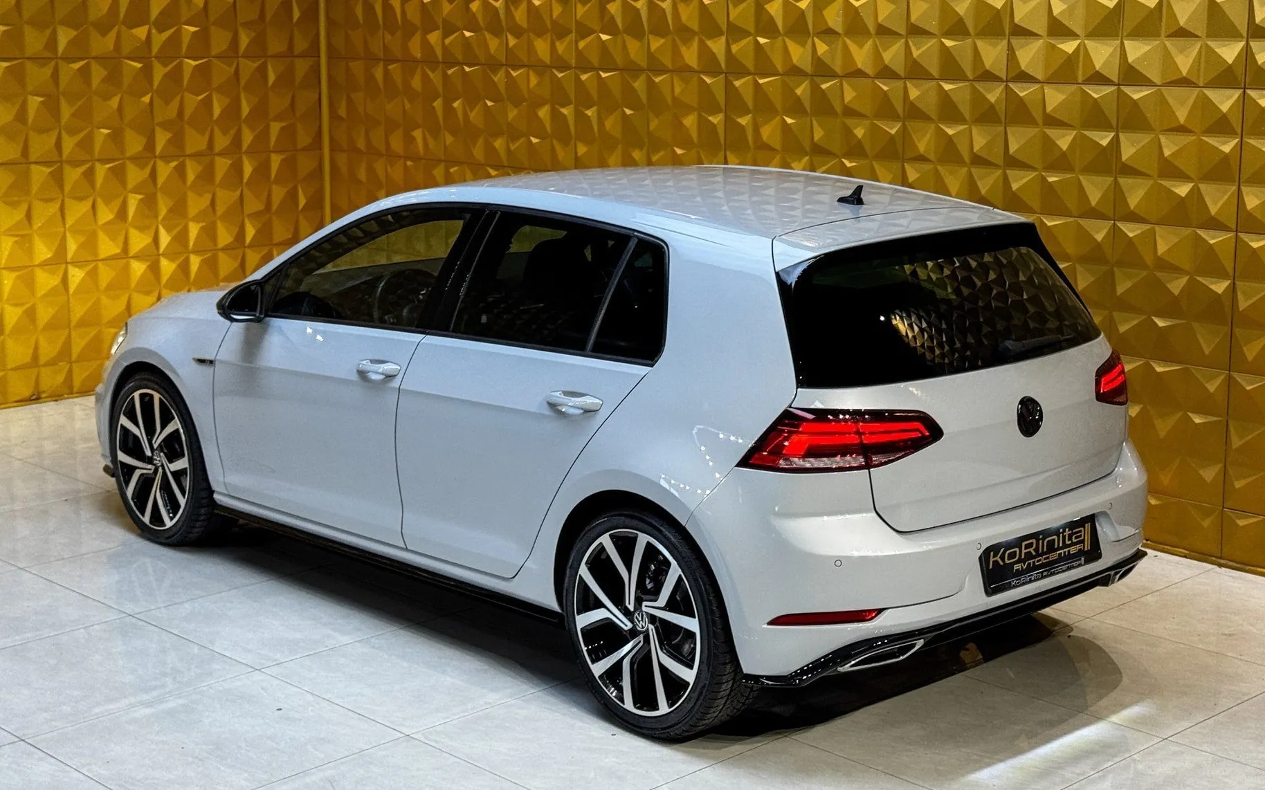 Notranja slika - Volkswagen Golf - 1.6 TDI R Line-LED-TEMP-PDC-MULTIFUNKCIJA - 8