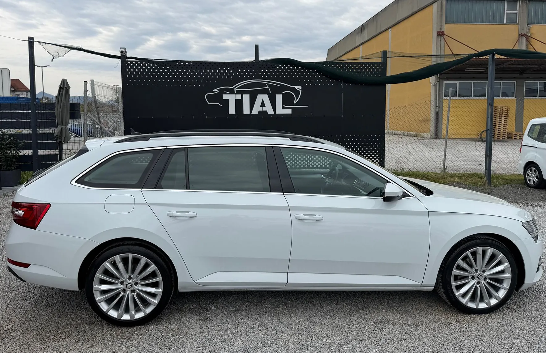 Zunanja slika - Škoda Superb - Combi 2.0 TDI Style-VIRTUL-ACC-VELIK SERVIS-LINE A - 8