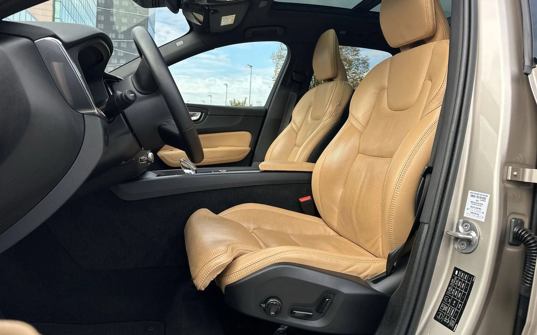 Notranja slika - Volvo XC60 - B4 D AWD Plus Dark Avt. Zračno Pano ACC Kljuka - 10