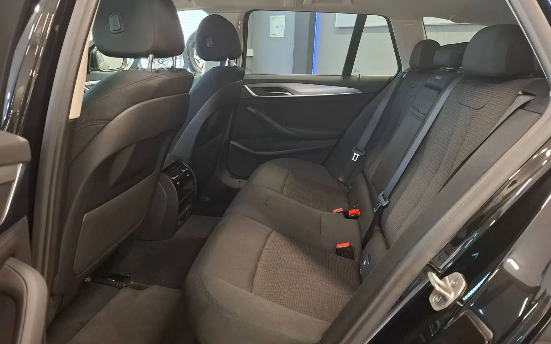 Notranja slika - BMW serija 5 Touring: - 520d xDrive Touring Avt. VIRTUAL-LED-VELIKA NAVI- - 8