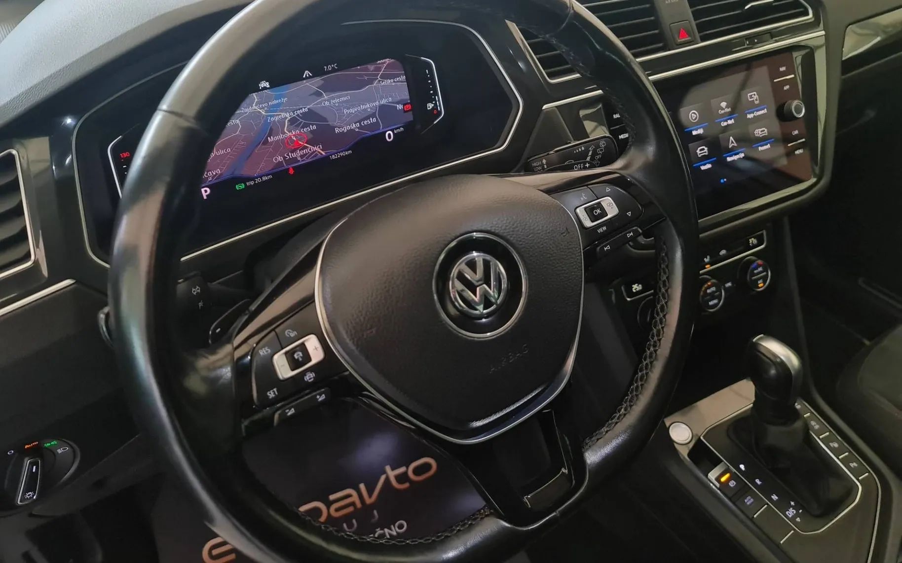 Notranja slika - Volkswagen Tiguan - 2.0 TDI SCR BMT R-Line Panoramska streha - 11