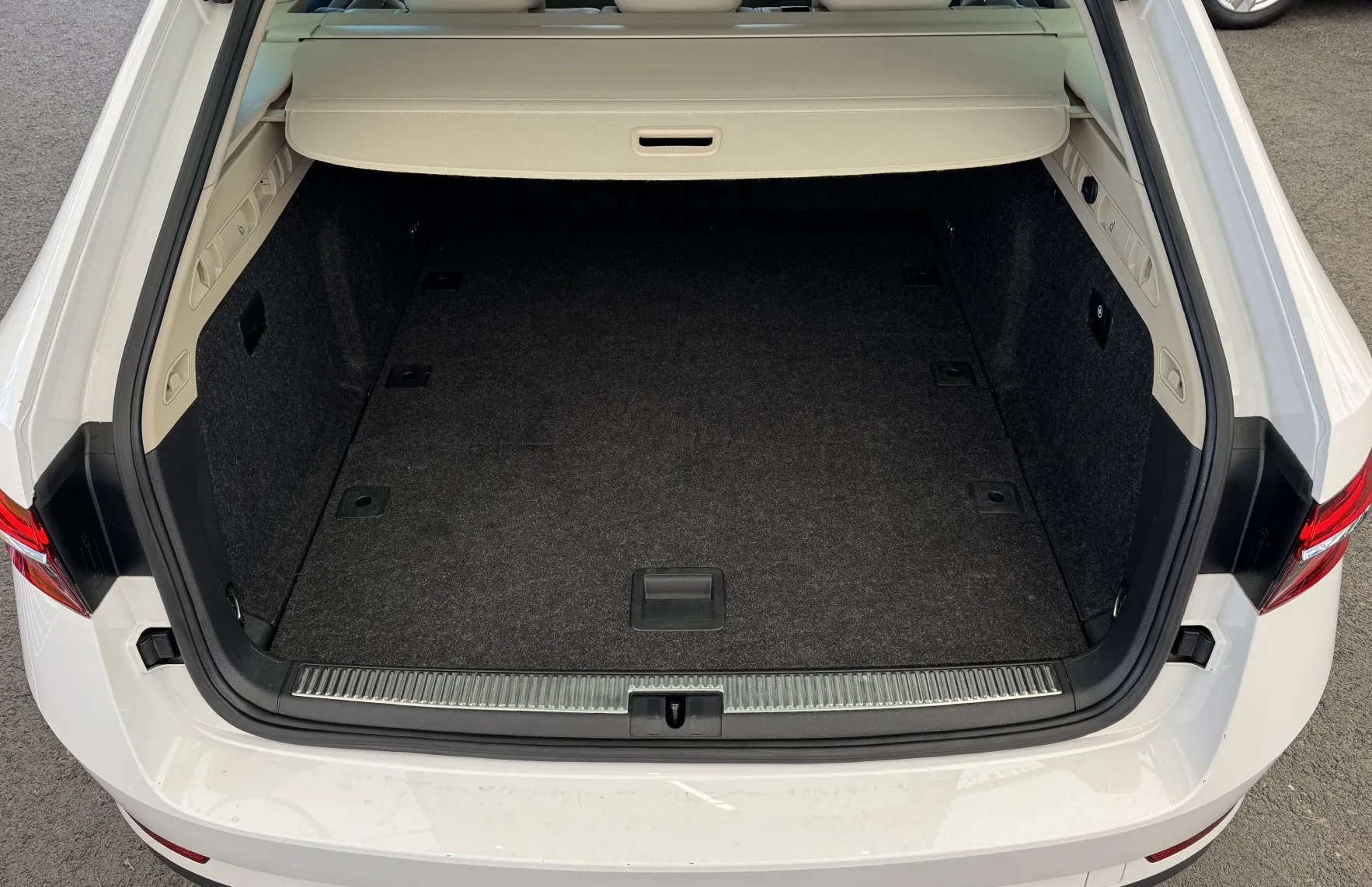 Zunanja slika - Škoda Superb - Combi Laurin   Klement 2.0 TSI DSG 4x4 - 12