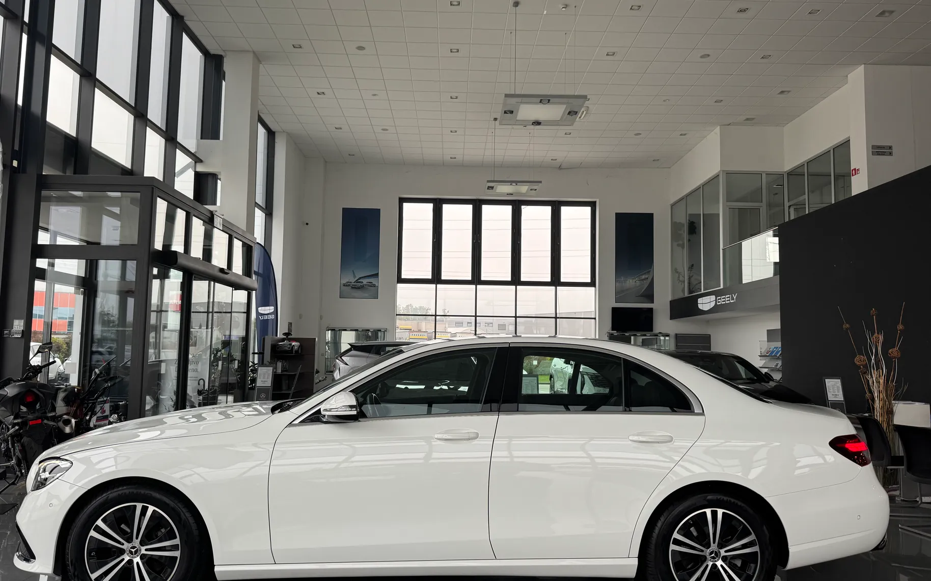 Zunanja slika - Mercedes-Benz E-Razred - E220d-AVANTGARDE-AUT-LED-NAVI-DIGITAL-PREMIUM-MY23 - 5