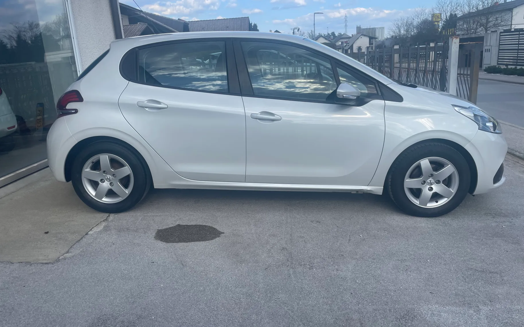 Zunanja slika - Peugeot 208 - 1.2 PureTech 82 ALLURE biserno bele barve - 8
