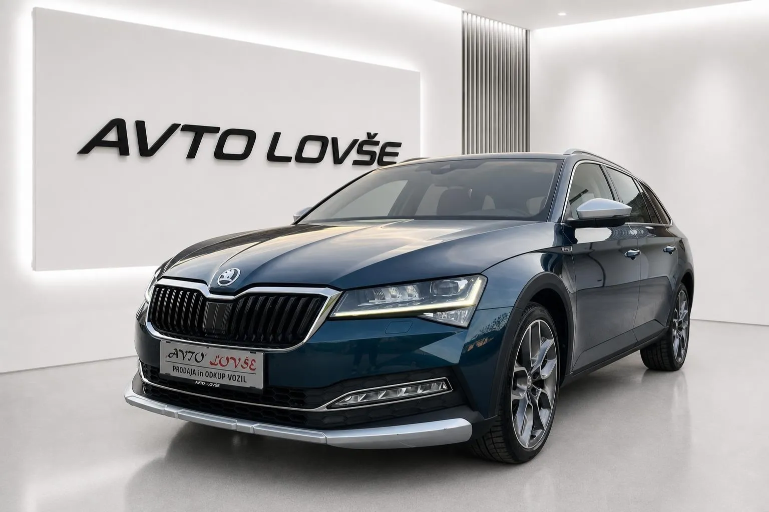Notranja slika - Škoda Superb - Combi 2.0 TDI Scout DSG-1 LASTNIK-ALU-KAM-LED-VI - 9