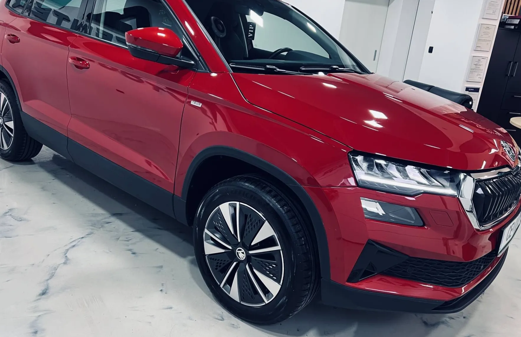 Zunanja slika - Škoda Karoq - TOUR-1.0 TSI 81kW-LED-ALU-KLJUKA-GRETJE VOLANA... - 2