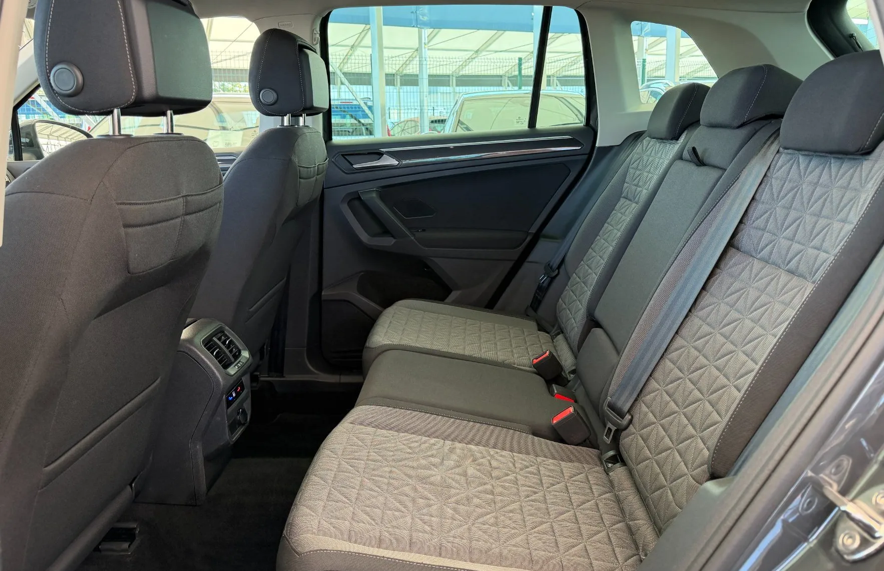 Zunanja slika - Volkswagen Tiguan - Life 2.0 TDI DSG - MRTVI KOT - KAMERA - ACC - 10