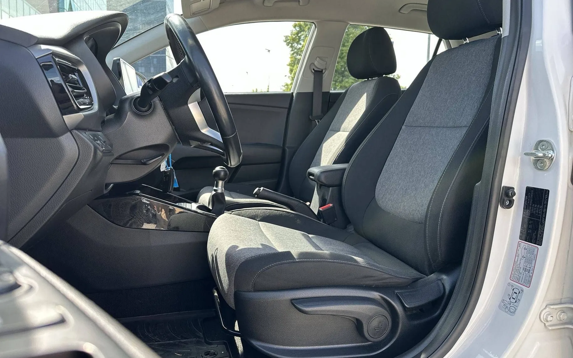 Notranja slika - KIA Stonic - 1.2 DPI LX Urban ISG - 10