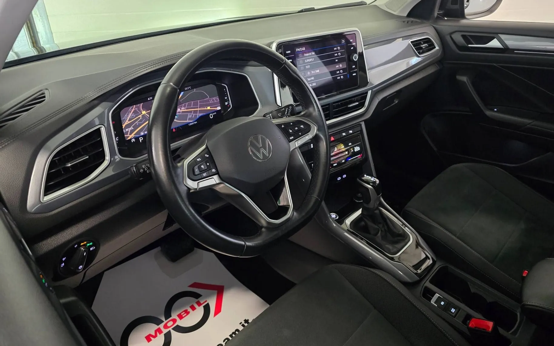 Notranja slika - Volkswagen T-Roc - 2.0 TDI BMT Style DSG - IQ Light.alcantara.kamera - 9